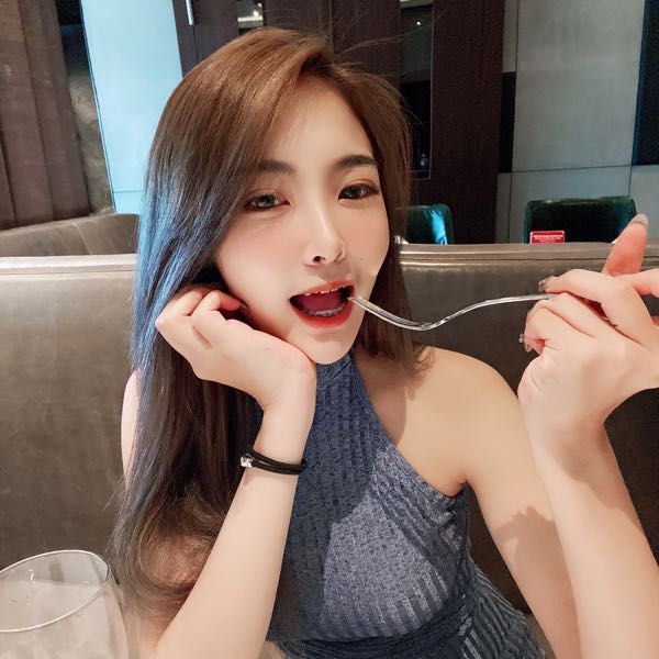 浪live上的房仲女繩🎤小李子🌸 附上一張跟閨蜜的照片💕💕 上禮拜搬完家後