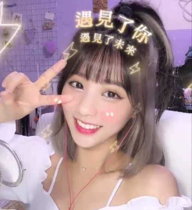 浪live上的🍹小果汁🧡 又要染頭髮哩～該染什麼好～～